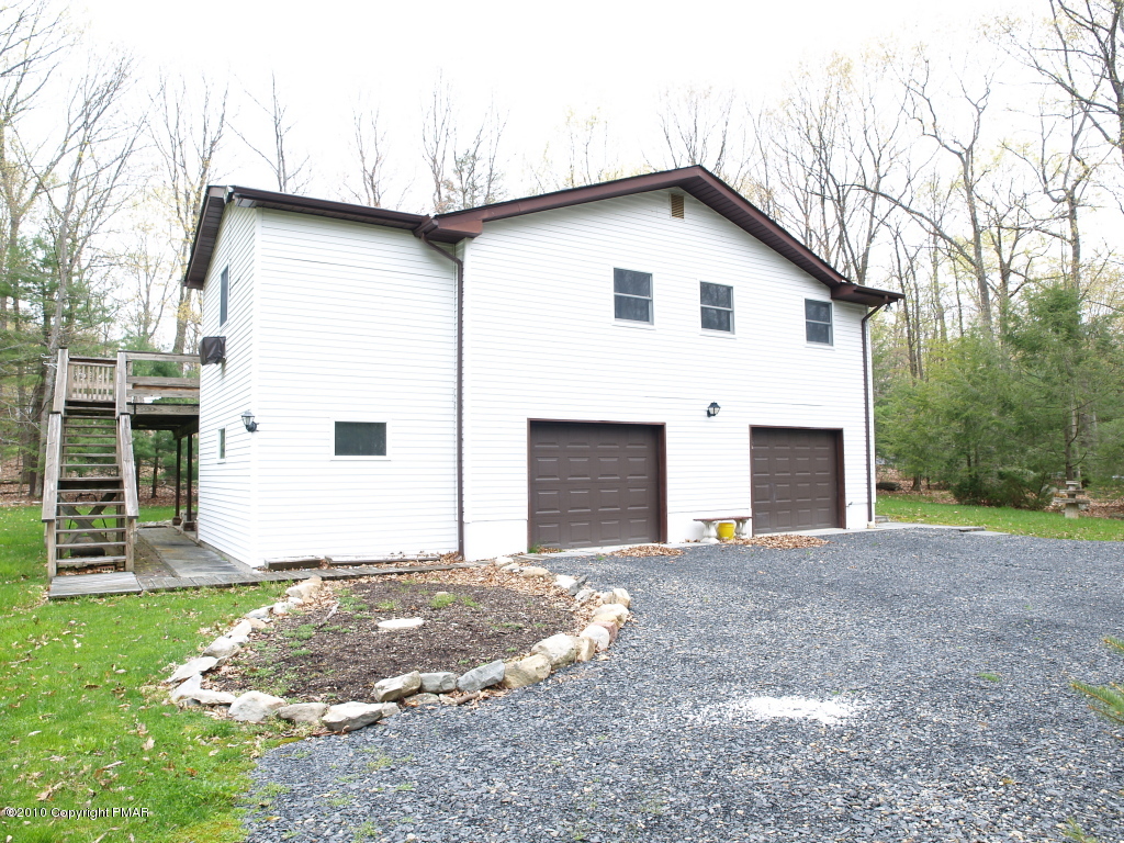 28 D Balson Road Stroudsburg, PA 18360 - Photo 5 of 19 Driveway & Garage
