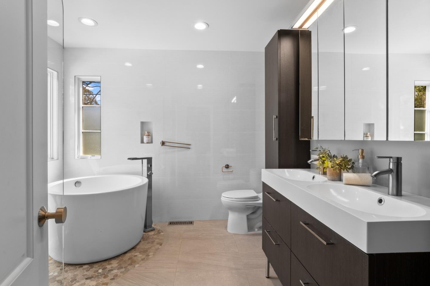1536 Eastmoor Road Burlingame, CA 94010 - Photo 35 of 70 a bathroom with a sink a toilet and bathtub