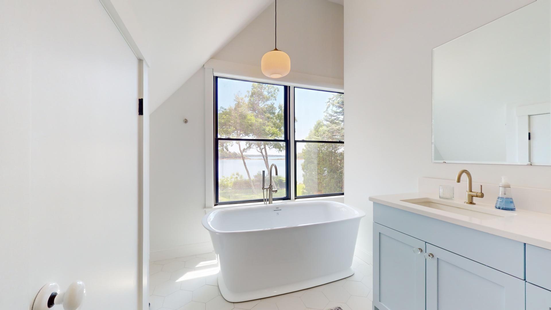 7 Merganser Way Freeport, ME 04032 - Photo 33 of 45 Primary bathroom soaking tub