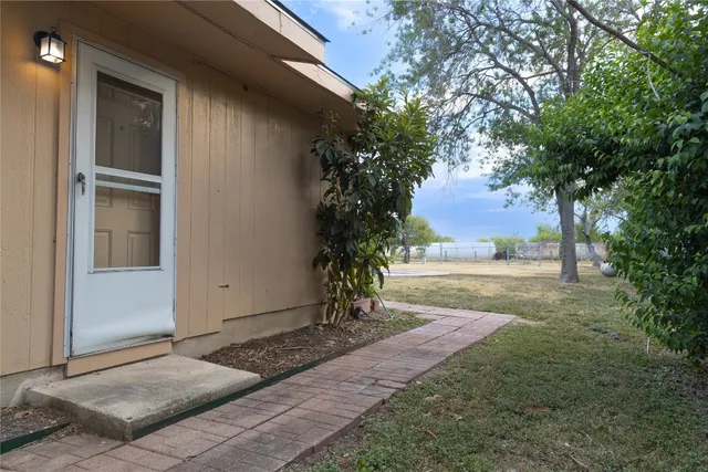 a view of backyard of the house