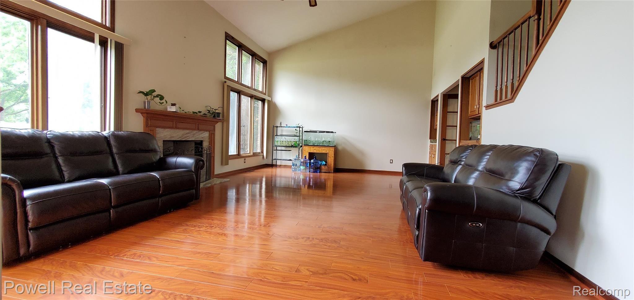835 Stanford Circle Rochester, MI 48309 - Photo 7 of 18 Large Living Room.jpg
