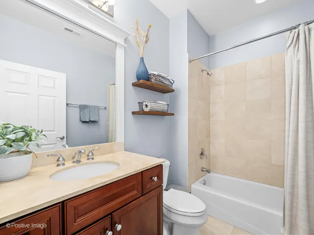 $675,000 | 2222 West Belmont Avenue, Unit 504, Chicago, IL 60618