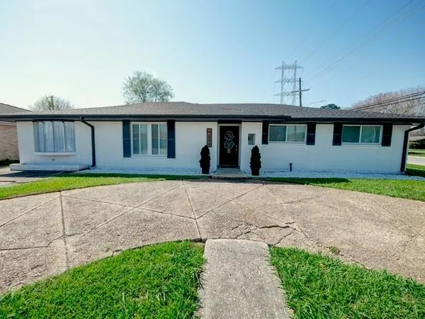 $335,000 | 200 Willow Drive, Gretna, LA 70053