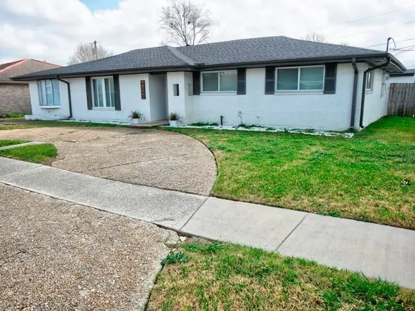 $335,000 | 200 Willow Drive, Gretna, LA 70053