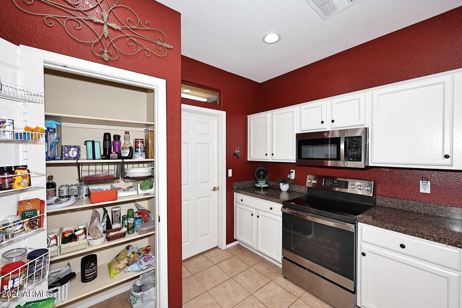 4058 East Rakestraw Lane Gilbert, AZ 85298 - Photo 11 of 55 Kitchen-Range