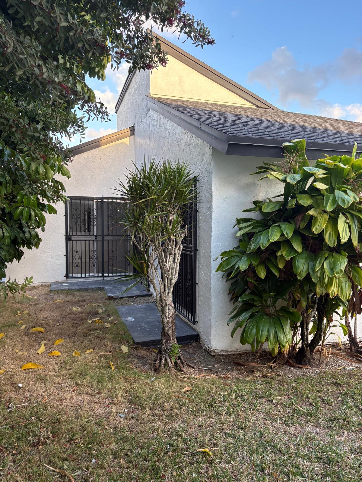12231 Southwest 210th Street Miami, FL 33177 - Photo 36 of 38 a backyard of a house