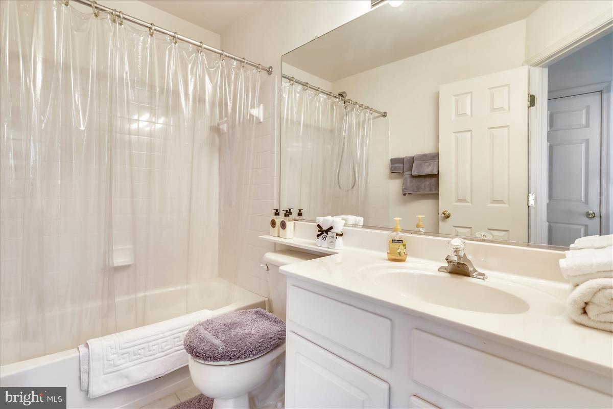 2908 St Helen Circle Silver Spring, MD 20906 - Photo 20 of 40 Upper level full hall bath