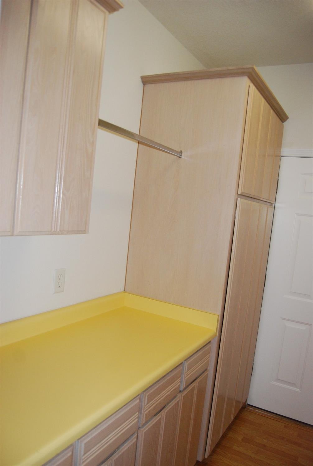 827 Ridgeway Avenue Central Point, OR 97502 - Photo 23 of 34 a view of a small space