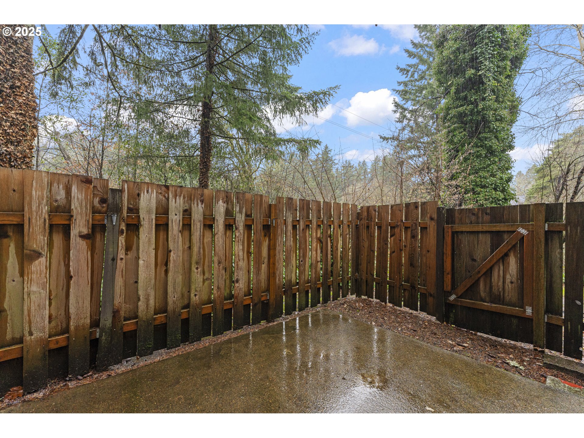 7112 Southwest Murray Boulevard Beaverton, OR 97008 - Photo 31 of 40 a backyard of a house with wooden fence