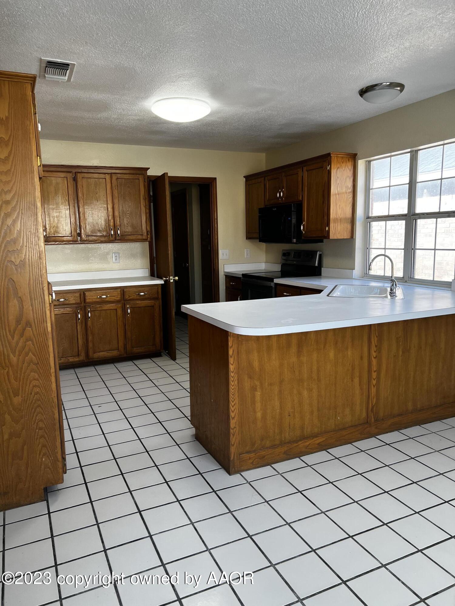 2906 Laguna Drive Amarillo, TX 79110 - Photo 4 of 16 4620B29A-D931-4855-A114-A0FF1AD977D7