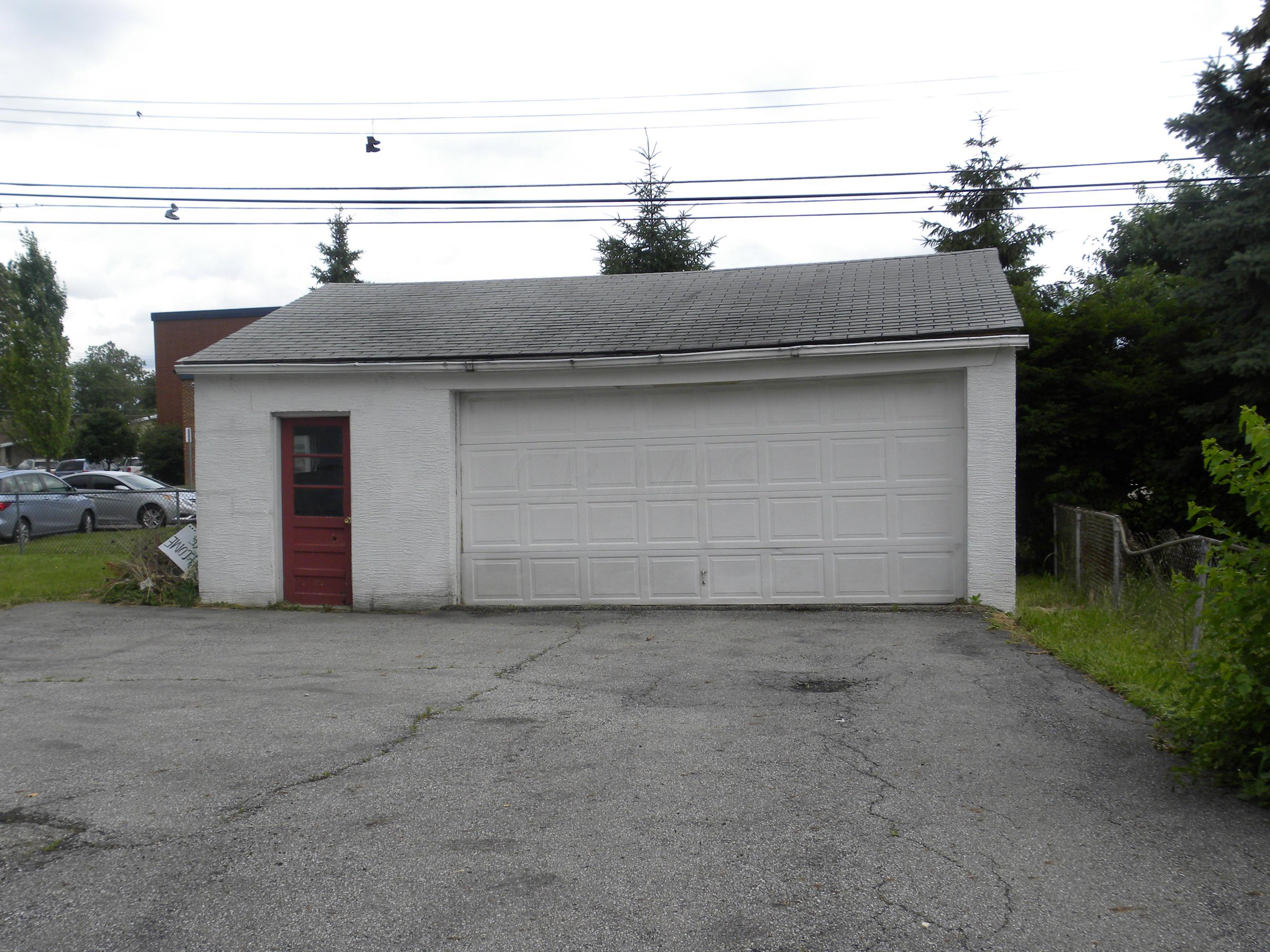 1684 Woodcrest Road Columbus, OH 43232 - Photo 3 of 12 Gallery Image 3