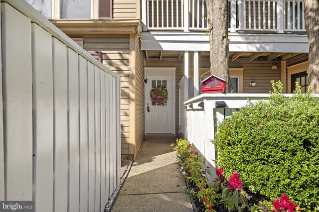 $300,000 | 20172 Locustdale Drive, Unit 221, Germantown, MD 20876