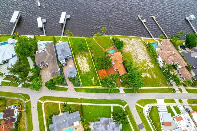 a view of an outdoor space