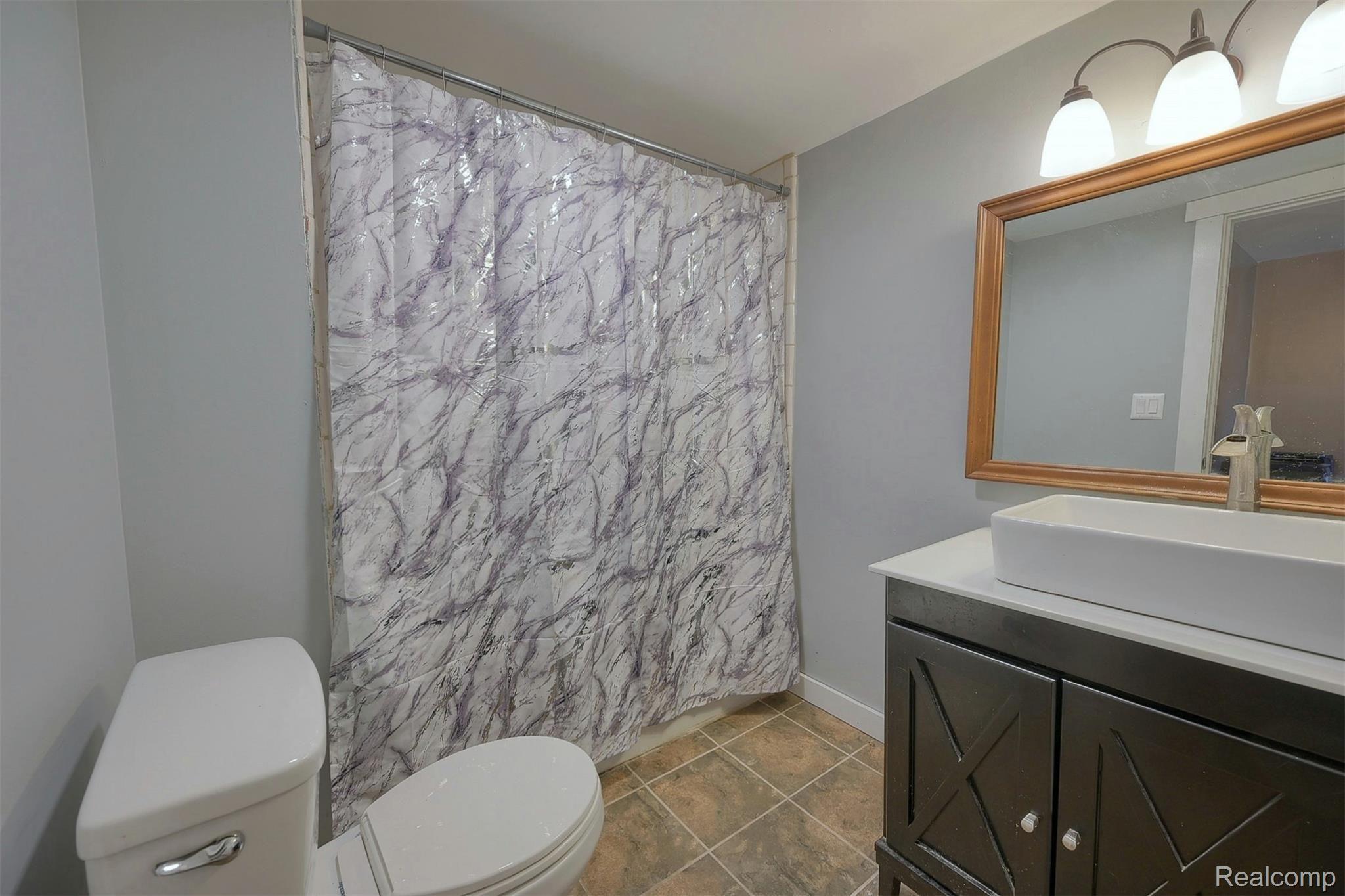 8268 Fenton Road Grand Blanc, MI 48439 - Photo 18 of 21 20-2nd-Bathroom.jpg