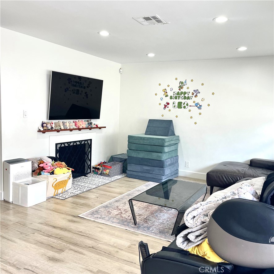 1912 North Kenneth Road Burbank, CA 91504 - Photo 3 of 22