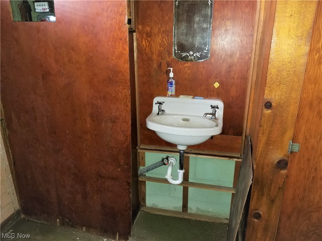 17207 Martha Road Cleveland, OH 44135 - Photo 16 of 28 Basement half bath
