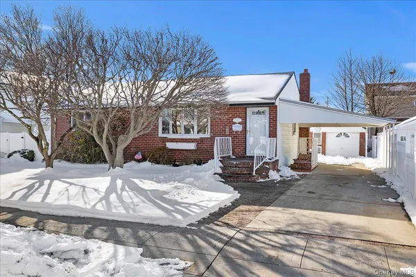 a view of a house with backyard