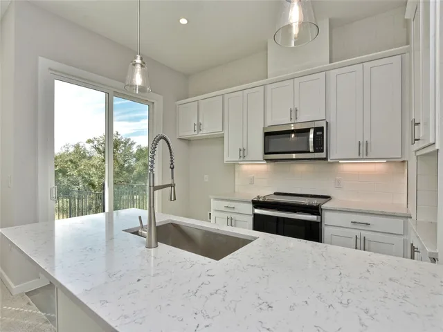 $2,300 | 12001 Vista Parke Drive, Unit 903, Austin, TX 78726