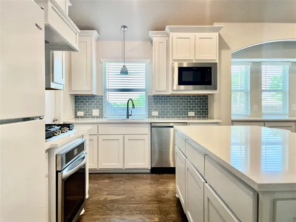 a view of livingroom with furniture and a ceiling fan