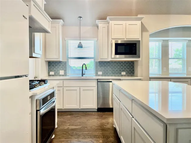 a view of livingroom with furniture and a ceiling fan