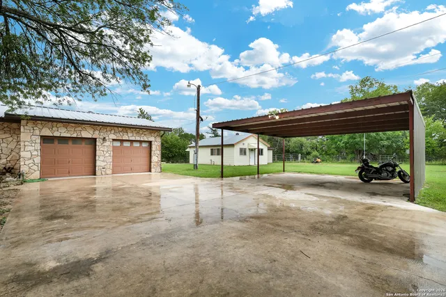 a view of a house with backyard and porch