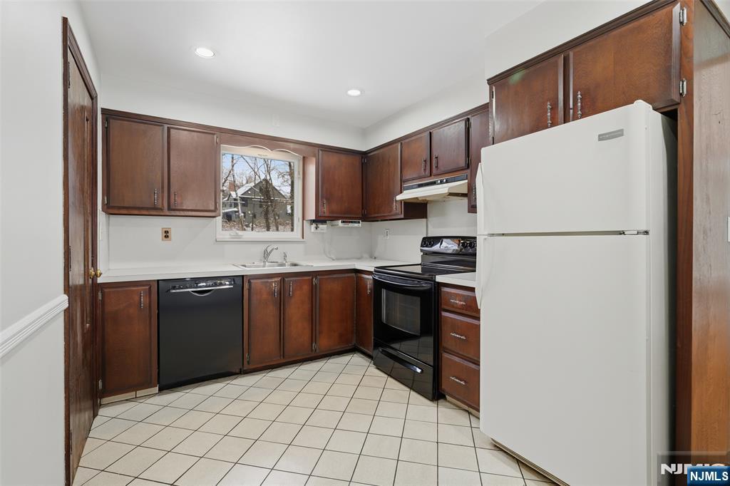 23 Cabot Lane Butler, NJ 07405 - Photo 8 of 40