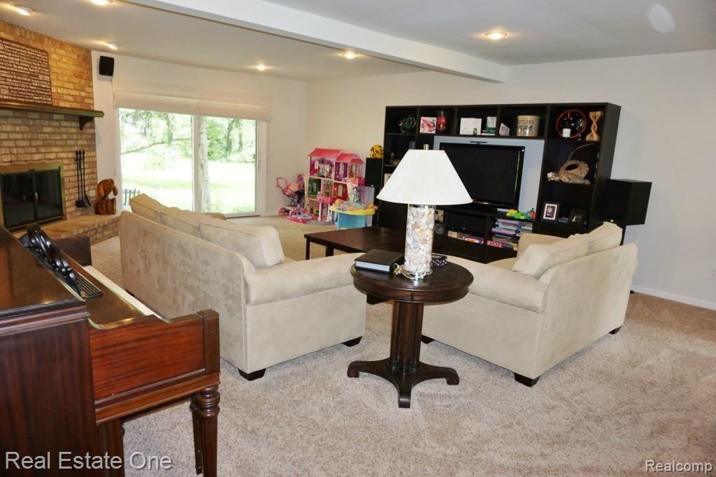 360 Donegal Drive Rochester, MI 48309 - Photo 11 of 21 11 Great Room 3.jpg