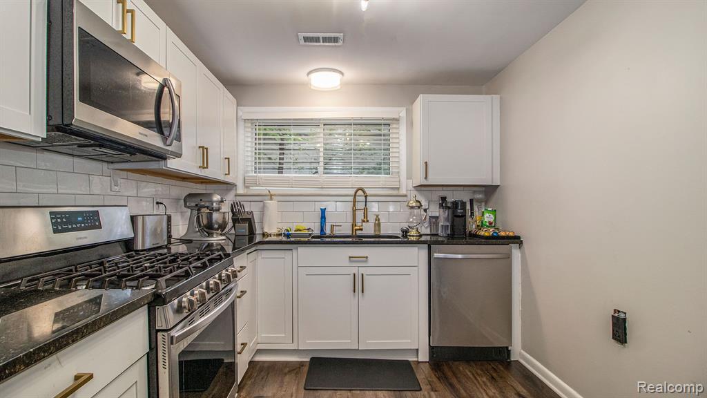 300 East 13 Mile Road Royal Oak, MI 48073 - Photo 8 of 15