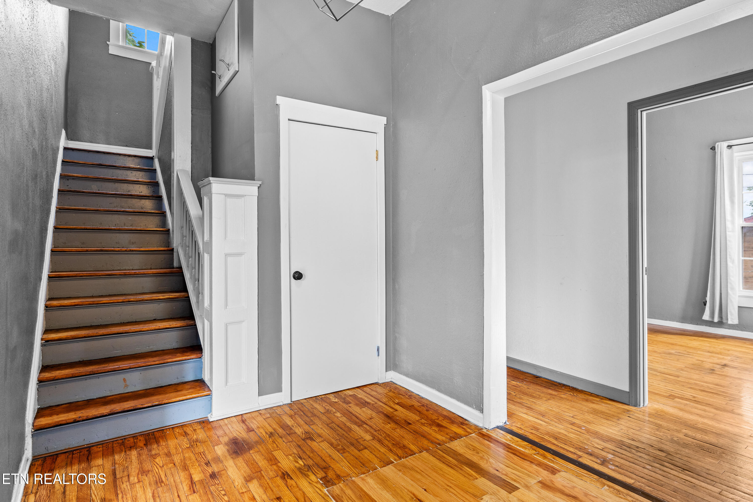504 Surrey Road Knoxville, TN 37915 - Photo 5 of 25 504SurreyRd-10