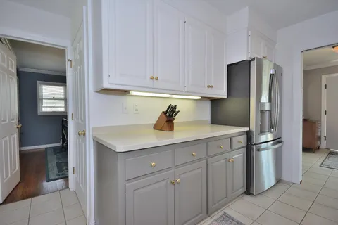 $399,900 | 145 North Lynnwood Lane, Brookfield, WI 53005