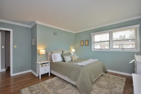 $399,900 | 145 North Lynnwood Lane, Brookfield, WI 53005