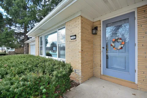 $399,900 | 145 North Lynnwood Lane, Brookfield, WI 53005