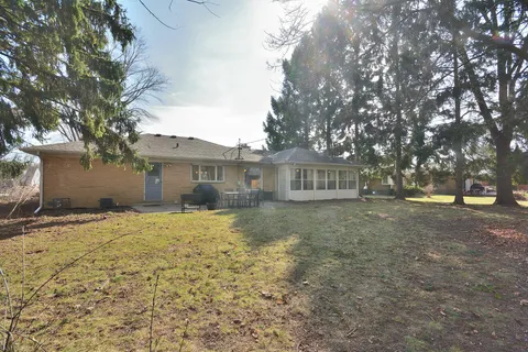 $399,900 | 145 North Lynnwood Lane, Brookfield, WI 53005