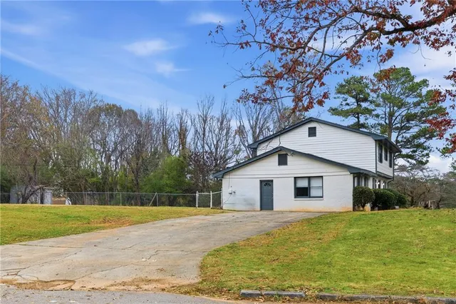 a view of a house with a backyard