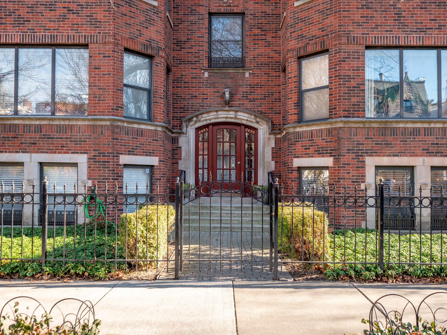 2439 North Burling Street, Unit G Chicago, IL 60614 - Photo 2 of 20 a front view of a house