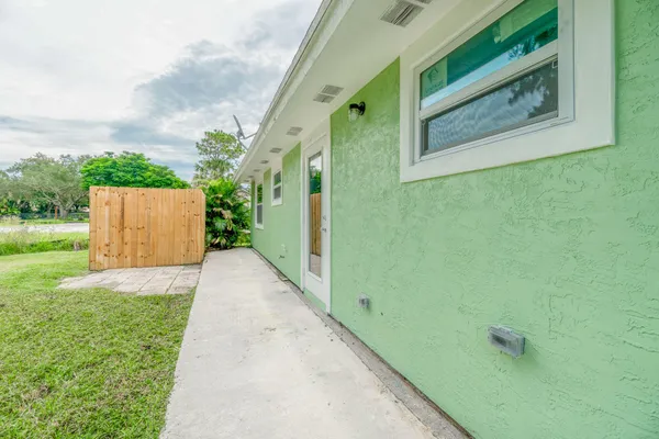 $2,385 | 3763 Southeast Dixie Ross Street, Unit 2, Stuart, FL 34997