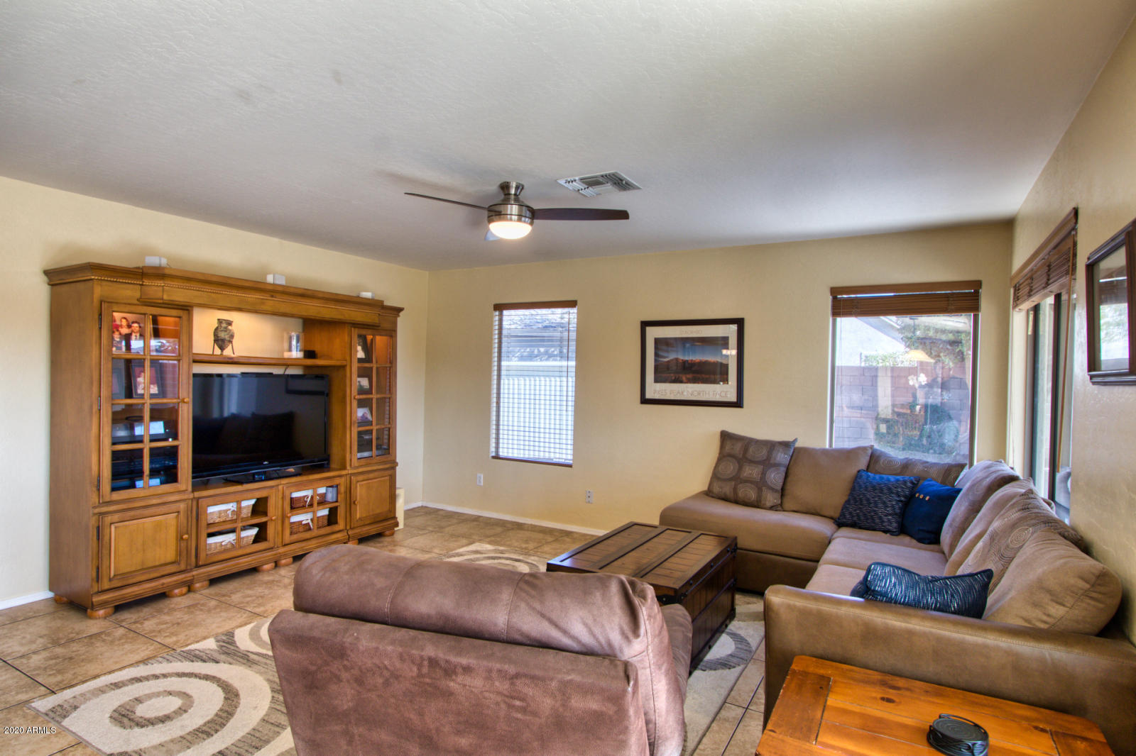 4343 East Del Rio Street Gilbert, AZ 85295 - Photo 13 of 28 4343 Del Rio HDR Interior 37