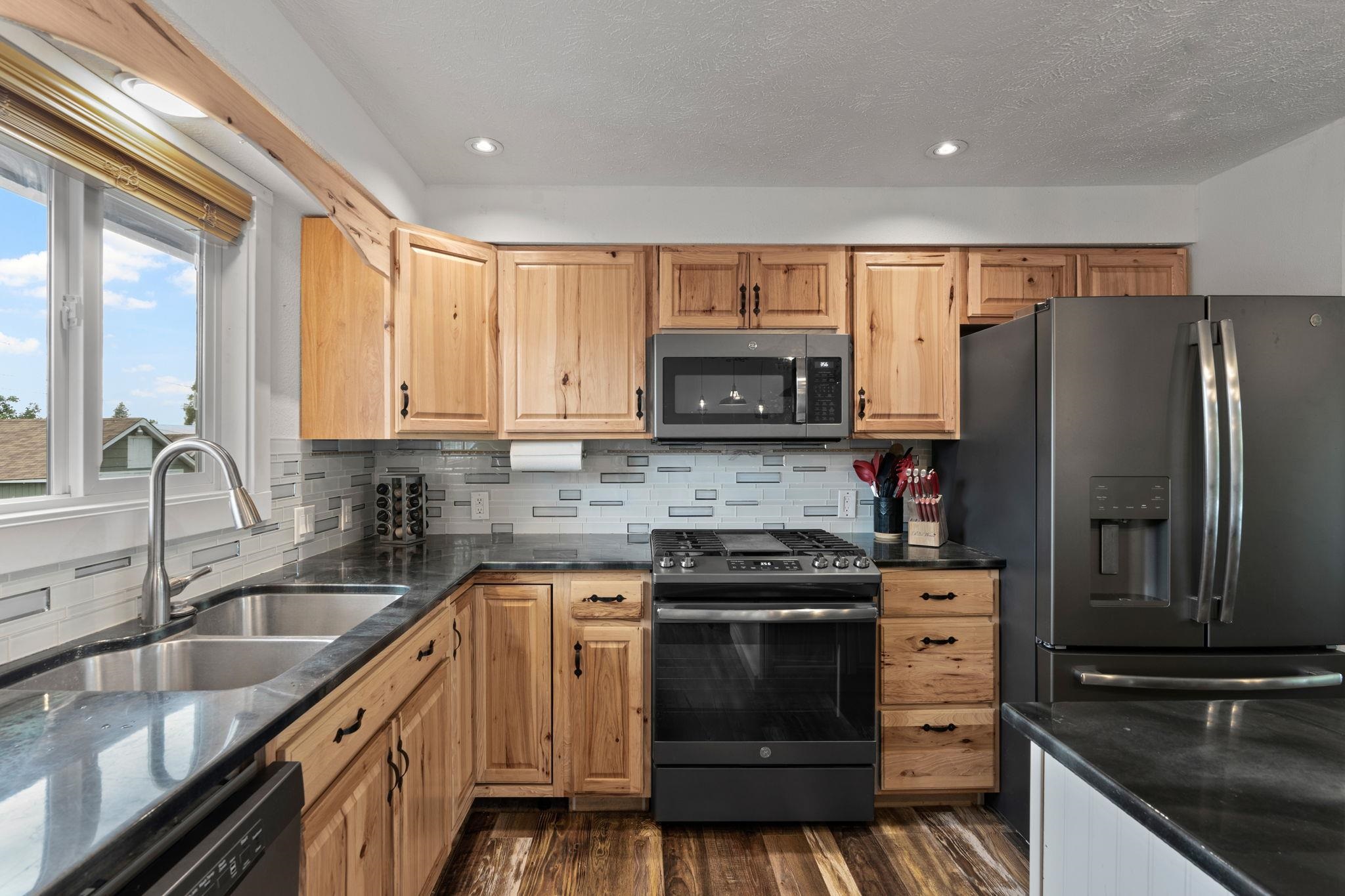 2018 East Columbia Avenue Spokane, WA 99208 - Photo 12 of 38