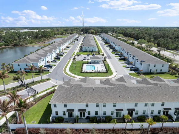 $439,999 | 5612 Southeast Edgewater Circle, Stuart, FL 34997