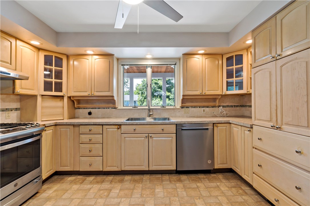 813 S Road South Kingstown, RI 02879 - Photo 3 of 32 Gallery Image 3