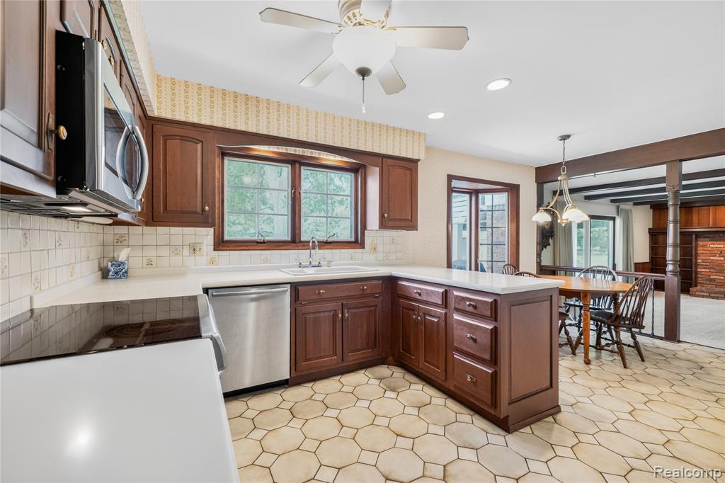 8236 Burning Bush Road Grosse Ile, MI 48138 - Photo 10 of 32