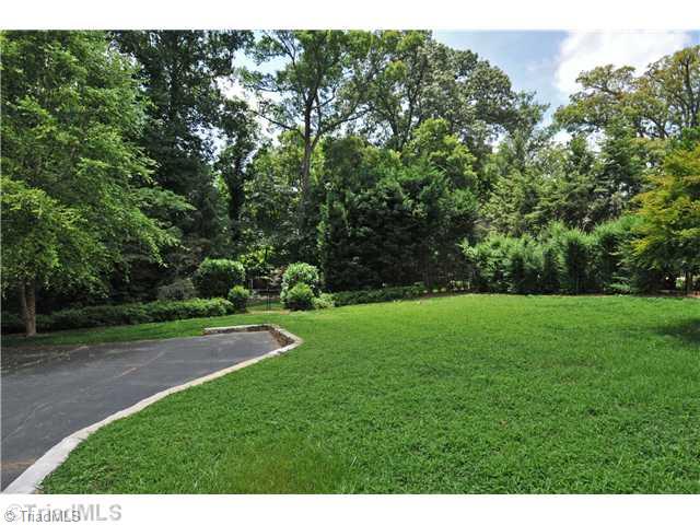 2528 Robinhood Road Winston-Salem, NC 27104 - Photo 13 of 14 Yard/Garden.