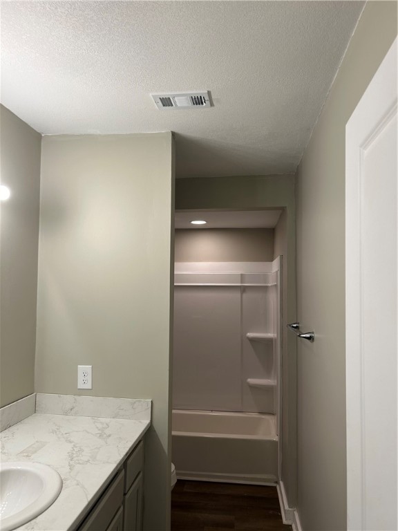 3107 Prim Place Brunswick, GA 31520 - Photo 21 of 24 Hall Bathroom