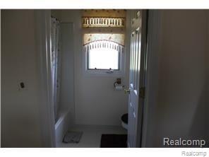 6578 Chatham Circle Rochester, MI 48306 - Photo 18 of 29 bath.jpg