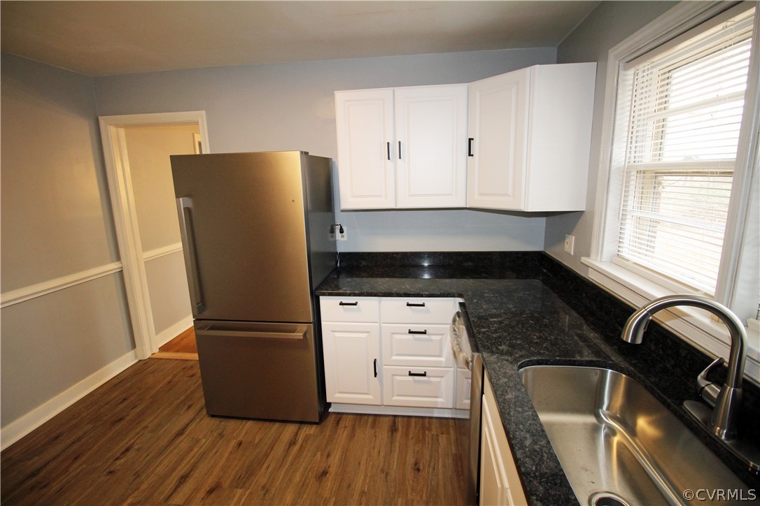 12821 Old Buckingham Road Midlothian, VA 23113 - Photo 5 of 50 a kitchen with granite countertop a refrigerator stove and sink