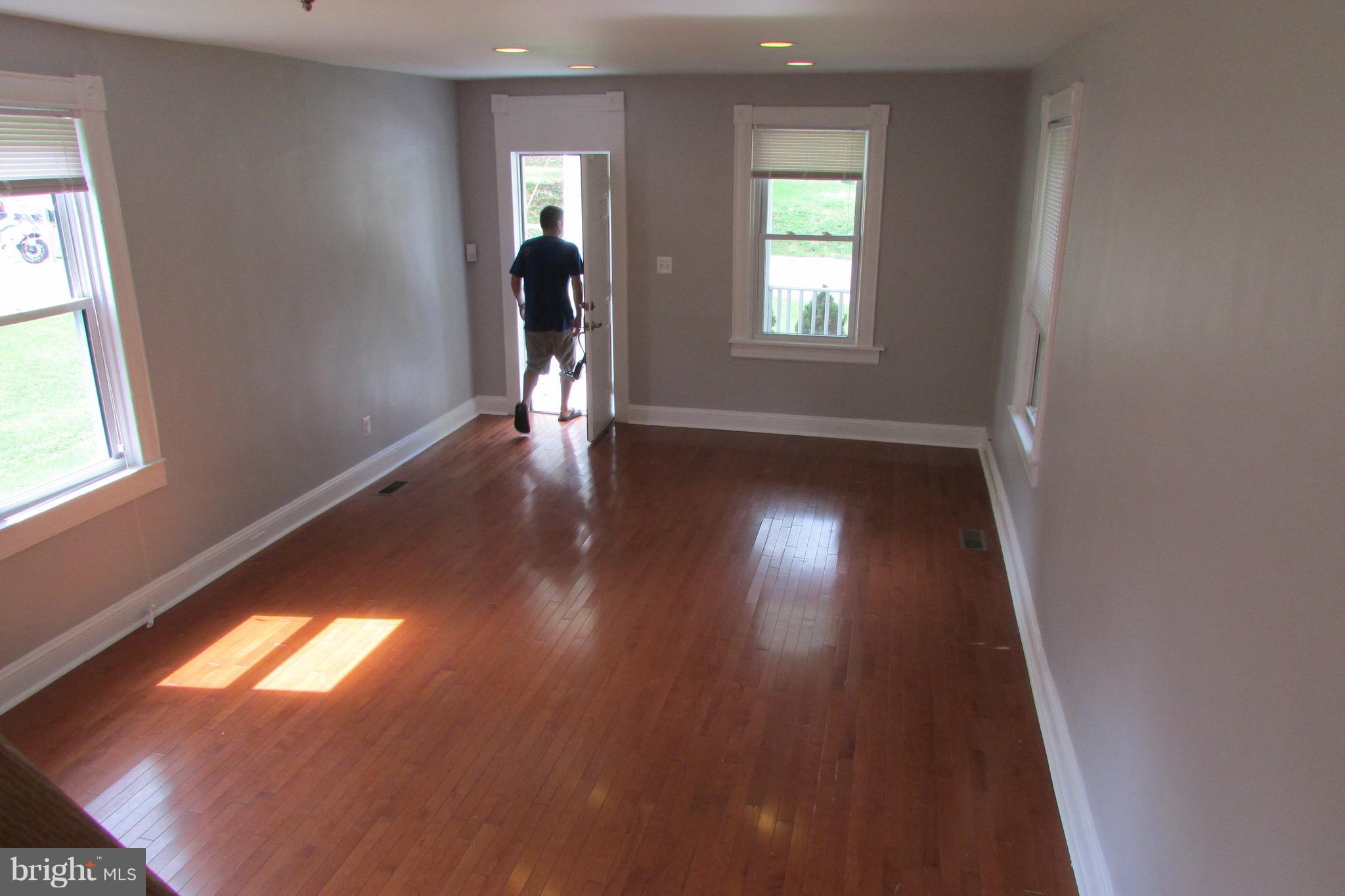 3661 Hineline Road Baltimore, MD 21229 - Photo 7 of 25 Living Room