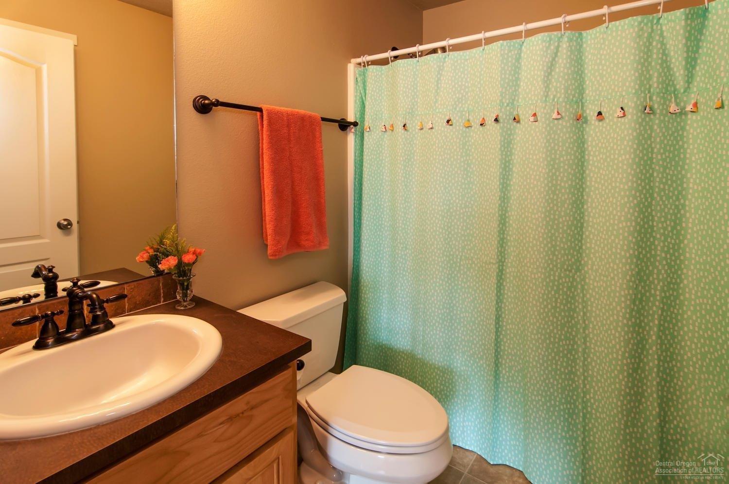 20725 Kilbourne Loop Bend, OR 97701 - Photo 16 of 22 Shared upstairs bath. Full bath provides