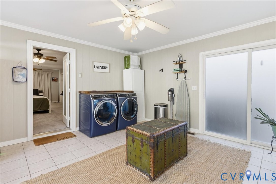 13504 Taylor Drive Disputanta, VA 23842 - Photo 9 of 49 a view of living room washer and dryer