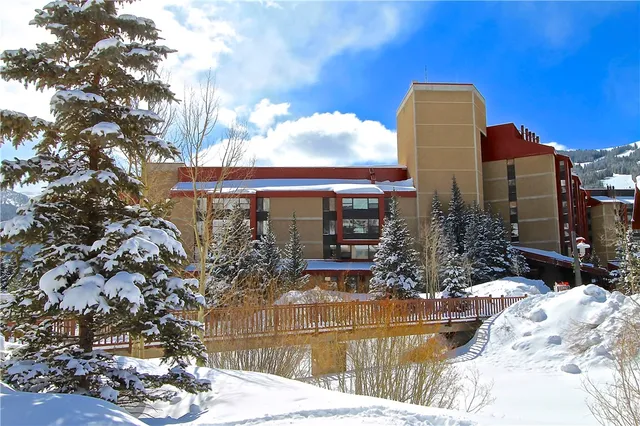 a view of a fountain in front of building