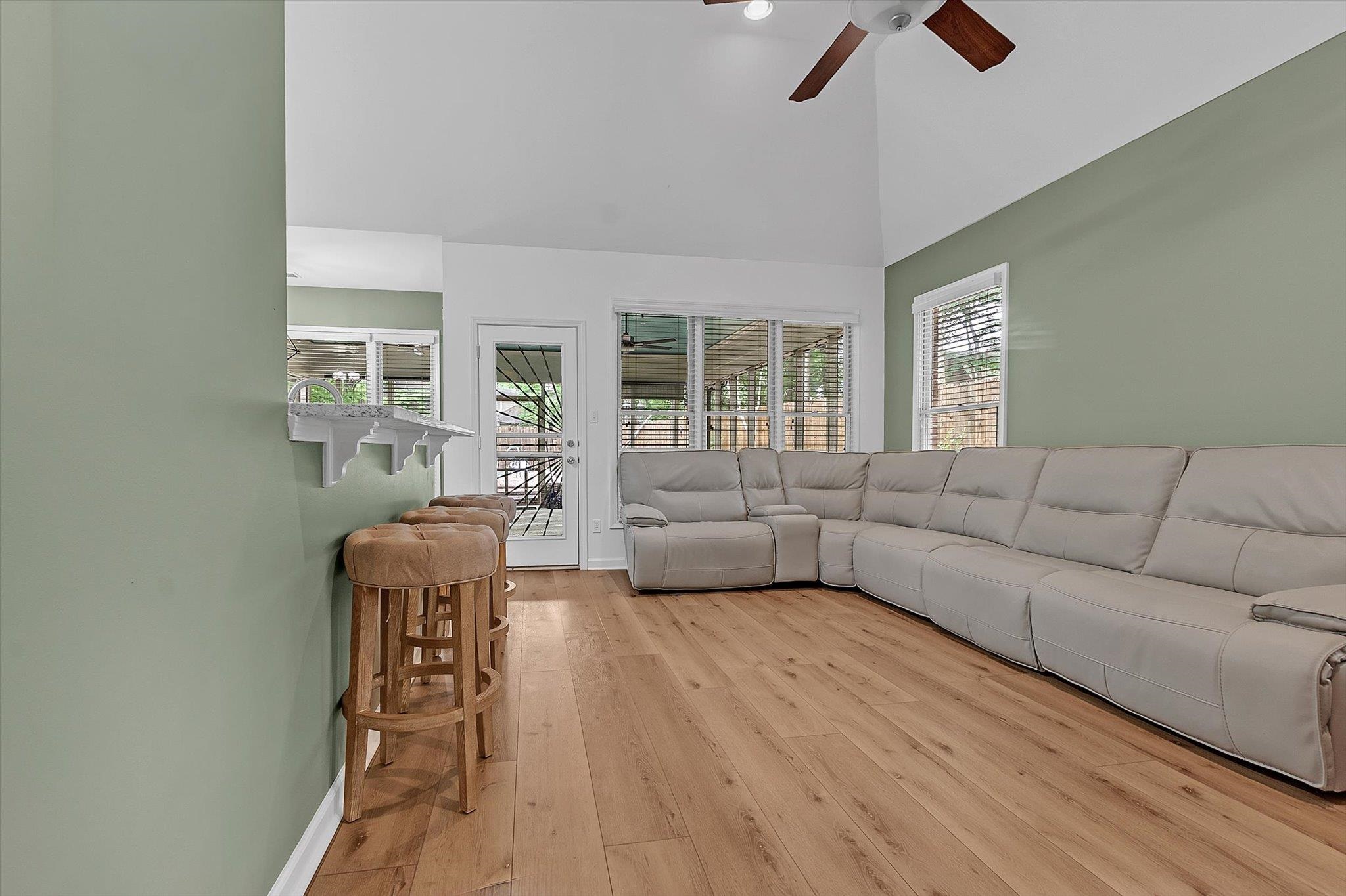8786 Stablemill Lane Memphis, TN 38016 - Photo 22 of 40 a living room with furniture and a large window